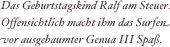 Das Geburtstagskind Ralf am Steuer. 
Offensichtlich macht ihm das Surfen vor ausgebaumter Genua III Spaß.