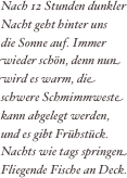 Nach 12 Stunden dunkler Nacht geht hinter uns die Sonne auf. Immer wieder schön, denn nun wird es warm, die schwere Schmimmweste kann abgelegt werden, und es gibt Frühstück. Nachts wie tags springen Fliegende Fische an Deck.